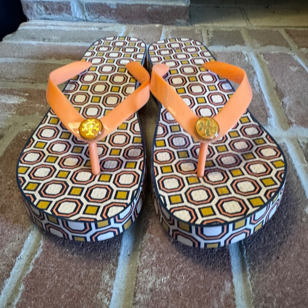 Women’s Peach Platform Flip-Flop Sandals with Geometric Print
